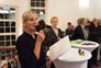 Jurymitglied Prof. Anja Fröhlich verkündet die bei der Ausstellungseröffnung die besten Abschlussarbeiten (Foto: Tobias Adam)