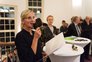 Jurymitglied Prof. Anja Fröhlich verkündet die bei der Ausstellungseröffnung die besten Abschlussarbeiten (Foto: Tobias Adam)