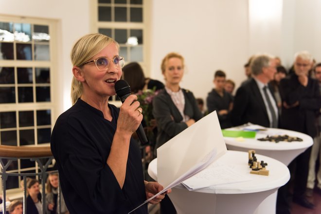 Jurymitglied Prof. Anja Fröhlich verkündet die bei der Ausstellungseröffnung die besten Abschlussarbeiten (Foto: Tobias Adam)