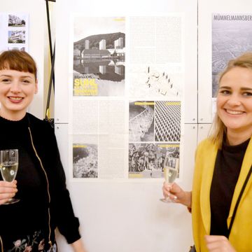 Paulin Kriegel und Alexa Linde bei der Preisverleihung in Schwerin konnten  sich über das Lob der Jury und jeweils ein Preisgeld in Höhe von 500 EUR freuen (Foto: Mark Escherich/Professur Denkmalpflege und Baugeschichte)