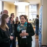 Die Studierenden stellen Patricia Espinosa die Projekte »Stadt im Fluss« und »Europa wächst zusammen?« vor und besprachen mit ihr u.a. Probleme der EU-Verkehrspolitik sowie holistische Ansätze des Klima- und Umweltschutzes. © Bauhaus-Universität Weimar, Fotograf: Thomas Müller