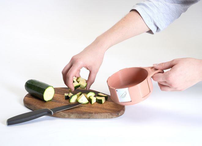 Geschnittene Zucchini wird in einen Koch Mal Was Messbecher grfüllt 