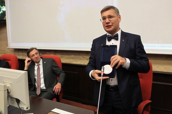 Prof. Volkov überreicht die Gedenkplakette zu Ehren der 50-jährigen Kooperation. Foto: Vjatscheslav Korotichin