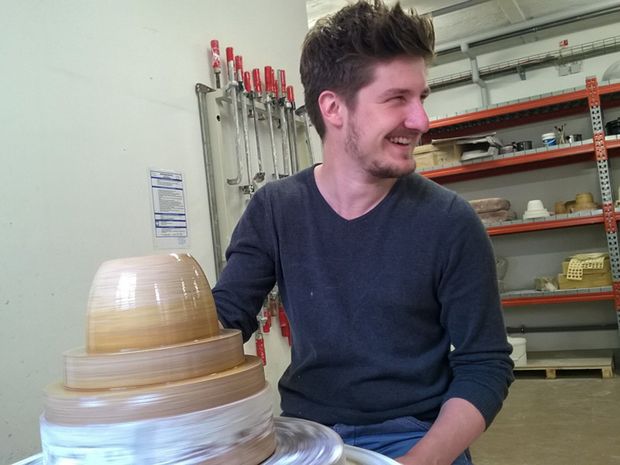 Viel Liebe steckt in den einzelnen Service-Teilen! Martin genießt die entspannte Atmosphäre in der Gips- und Formenbauwerkstatt. Er schätzt den permanenten Austausch mit seinen Kommilitonen und die Möglichkeit, deren Projekte von Beginn an mit zu begl