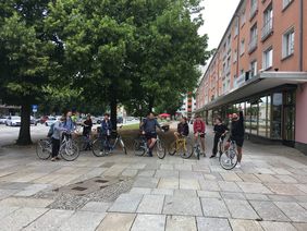 Die Gruppe bei der Stadtführung zu baugebundener Kunst mit dem Eisenhüttenstädter Architekten und Fotografen Martin Maleschka. (Foto: Kirsten Angermann) Die Gruppe bei der Stadtführung zu baugebundener Kunst mit dem Eisenhüttenstädter Architekten und Fotografen Martin Maleschka. (Foto: Kirsten Angermann)