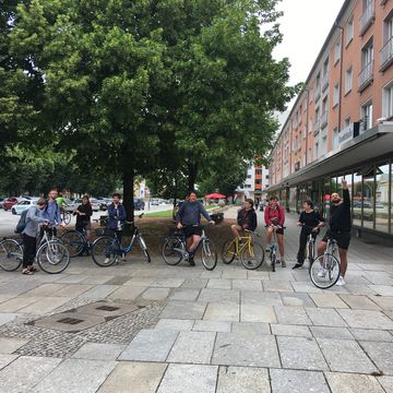 Die Gruppe bei der Stadtführung zu baugebundener Kunst mit dem Eisenhüttenstädter Architekten und Fotografen Martin Maleschka. (Foto: Kirsten Angermann)