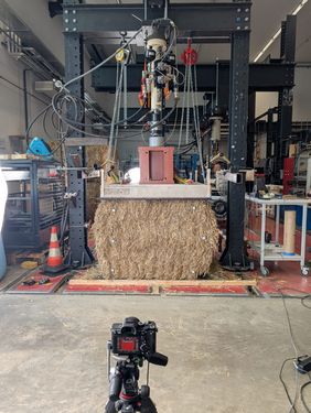 Seitlich nicht deformationsbehinderter Strohballen im Prüfstand Seitlich nicht deformationsbehinderter Strohballen im Prüfstand