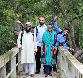 Mitarbeitende im Projekt »SCIP Plastics« besuchen gemeinsam den Nationalpark Sundarbans, Bangladesch. (Foto: Senta Berner) Mitarbeitende im Projekt »SCIP Plastics« besuchen gemeinsam den Nationalpark Sundarbans, Bangladesch. (Foto: Senta Berner)