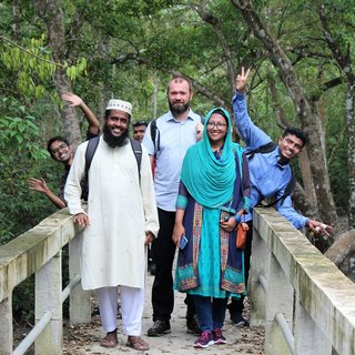 Mitarbeitende im Projekt »SCIP Plastics« besuchen gemeinsam den Nationalpark Sundarbans, Bangladesch. (Foto: Senta Berner)