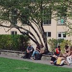 Studierende der Bauhaus-Universität vor dem kleinen Van-de-Velde-Bau (Bauhaus-Universität Weimar, Foto: Nathalie Mohadjer)