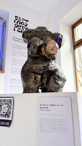 Skulptur "To be a woman is to perform" - Greta Bindrum - Foto: Catalina Giraldo