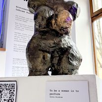 Skulptur "To be a woman is to perform" - Greta Bindrum - Foto: Catalina Giraldo