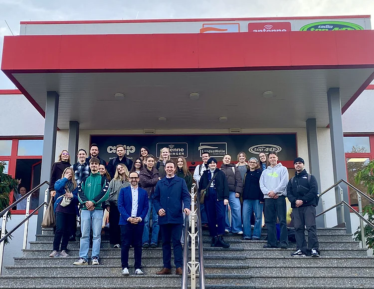 25 Studierende der Studiengänge Medienmanagement, Medienkultur und Europäische Medienkultur erhielten beim Besuch von Antenne Thüringen unmittelbare Einblicke in Radioproduktion, digitale Geschäftsmodelle und den Medienwandel in Thüringen. Foto: Paul Muschiol