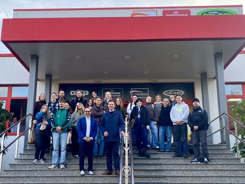 Radioluft schnuppern, Medienwandel erleben: 25 Studierende der Studiengänge Medienmanagement, Medienkultur und Europäische Medienkultur erhielten beim Besuch von Antenne Thüringen unmittelbare Einblicke in Radioproduktion, digitale Geschäftsmodelle und den Medienwandel in Thüringen. Foto: Paul Muschiol