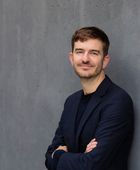 Portrait photo of Prof. Thomas Pearce
