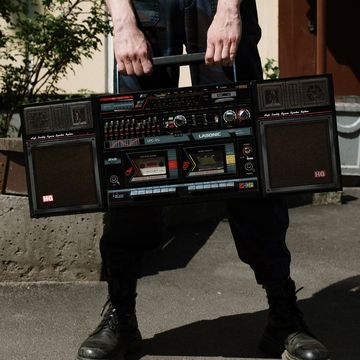 ein junger Mens hält einen Ghettoblaster
