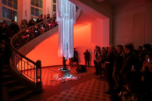 Nach ihrer mehrjährigen Restaurierung konnte Rodins Bronzeplastik wieder im Hauptgebäude der Universität aufgestellt werden. Zu Beginn der Veranstaltung war sie verhüllt. (Foto. Thomas Müller)