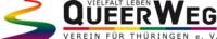 Das Logo zeigt die Worte »Vielfalt Leben — QueerWeg Verein für Thüringen e.V.« in schwarzer Schrift auf weißem Hintergrund. Links neben dem Schriftzug zeigt es die Graphik eines sich in den Hintergrund schlängelnden Wegs in Regenbogenfarben.