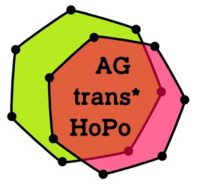 Das Logo zeigt ein grünes Heptagon (Siebeneck) und darüber gelegt ein rosafarbenes Heptagon. Die Fläche, wo sich die zwei Siebenecke überschneiden, ist orange. Auf der orangenen Fläche stehen die Worte: »AG trans*HoPo«.