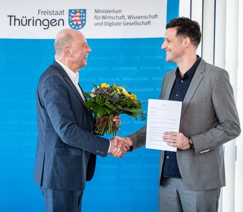 Wissenschaftsminister Tiefensee übergibt den Dienstvertrag an den neuen Präsidenten der Bauhaus-Universität Weimar, Peter Benz. Foto: Thomas Müller