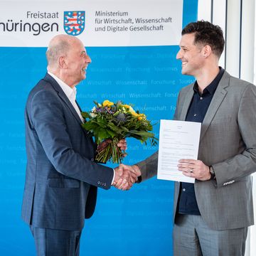 Wissenschaftsminister Tiefensee übergibt den Dienstvertrag an den neuen Präsidenten der Bauhaus-Universität Weimar, Peter Benz. Foto: Thomas Müller