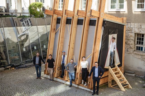 Das Projektteam vor dem »Bauhaus Energy Hub«. Foto: Bauhaus-Universität Weimar/ Thomas Müller