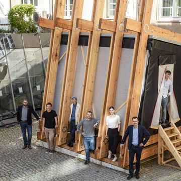 Das Projektteam vor dem »Bauhaus Energy Hub«. Foto: Bauhaus-Universität Weimar/ Thomas Müller