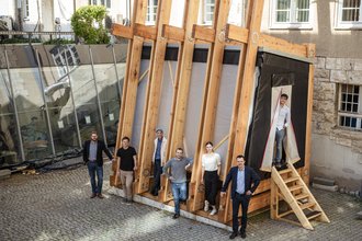 The project team in front of the »Bauhaus Energy Hub«. Photo: Bauhaus-Universität Weimar/ Thomas Müller