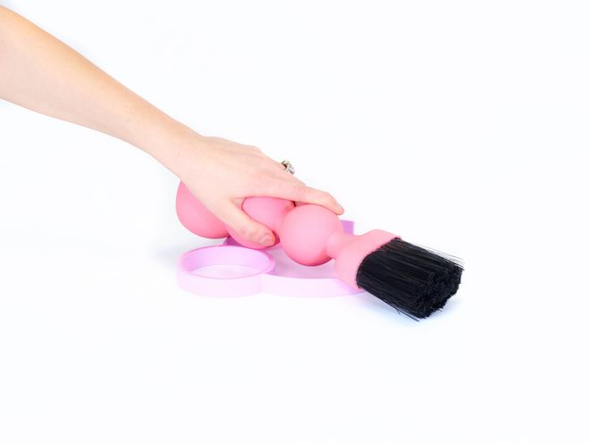 Person hält Handbesen