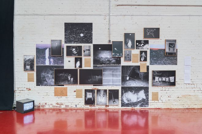 Installationsansicht mit Fotografien