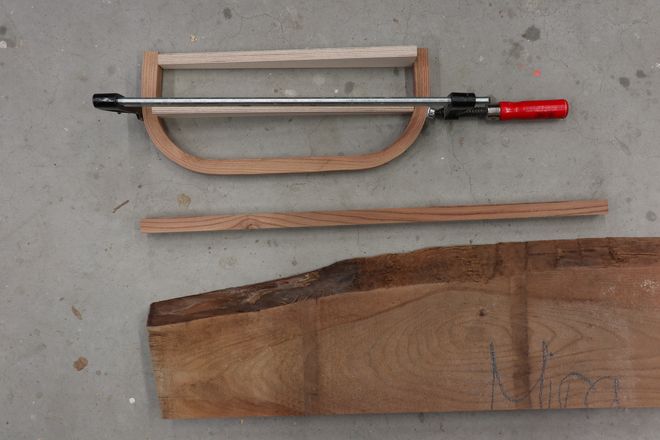 Ein geborgenes Stück Holz, ein ungebogenes Stück Holz und eine massive Holzbohle