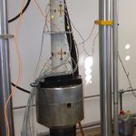 In der Versuchsanlage wird die Druckfestigkeit des polymermodifizierten Betons geprüft (Bauhaus-Universität Weimar)