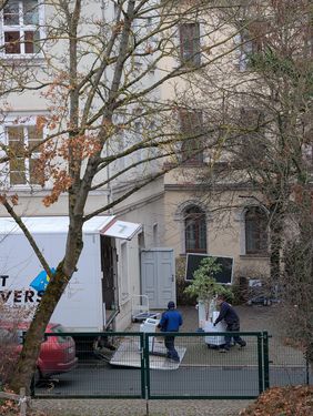 Am Montag, den 8. Dezember 2025 rollten die letzten Umzugskartons des Management-Institutes von der Marienstraße in die Coudraystraße. Bauhaus-Universität Weimar, Foto: Dana Höftmann