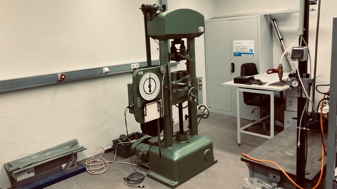 Elektromechanische Prüfmaschine 25 kN