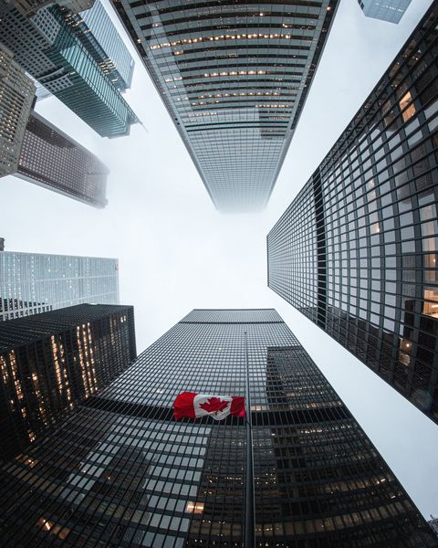 Öffentlicher Abendvortrag am 7. Mai, 18.15 Uhr  Hochhäuser in Toronto. Copyright: Pixabay, https://pixabay.com/de/photos/architektur-geb%c3%a4ude-flagge-toronto-4843615/