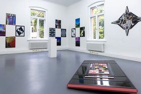 Die Juror*innen lobten sein Spiel mit unterschiedlichsten Medien als eine zeitgemäße Reflexion auf Machtstrukturen und die Mechanismen visueller Verführung. Foto: Matthias Eckert