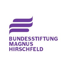 The type logo shows the words »Bundesstiftung Magnus Hirschfeld« in violet letters on a white background.  Schrift auf weißem Hintergrund. Above the writing, there are three horizontal violet stripes, piled on top of each other.