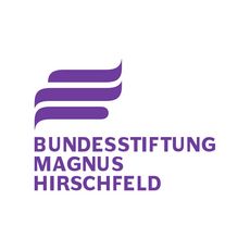 Das Schriftlogo zeigt die Worte »Bundesstiftung Magnus Hirschfeld« in violetter Schrift auf weißem Hintergrund. Darüber sind drei übereinander geschichtete horizontale violette Linien zu sehen.