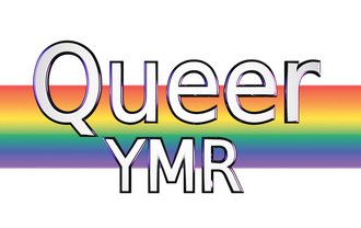 Das Logo zeigt die Worte »Queer YMR« über einem horizontalen Streifen in Regenbogenfarben.