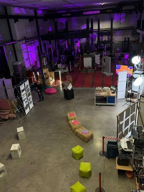 Beleuchtete Versuchshalle vor der Eröffnung (Foto: Henrieke Fritz)