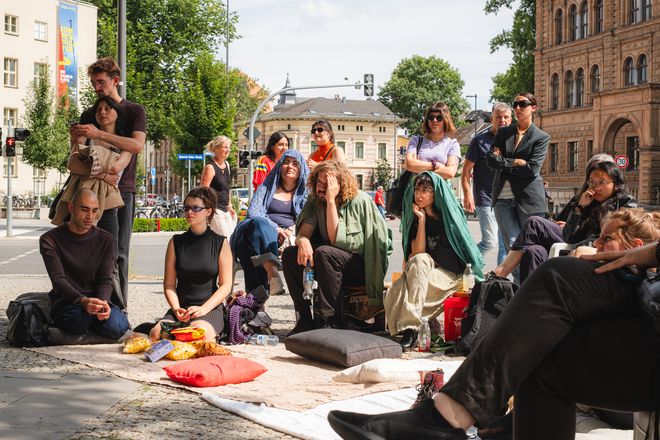 Publikum sitzend vor dem kiosk.6 in Weimar