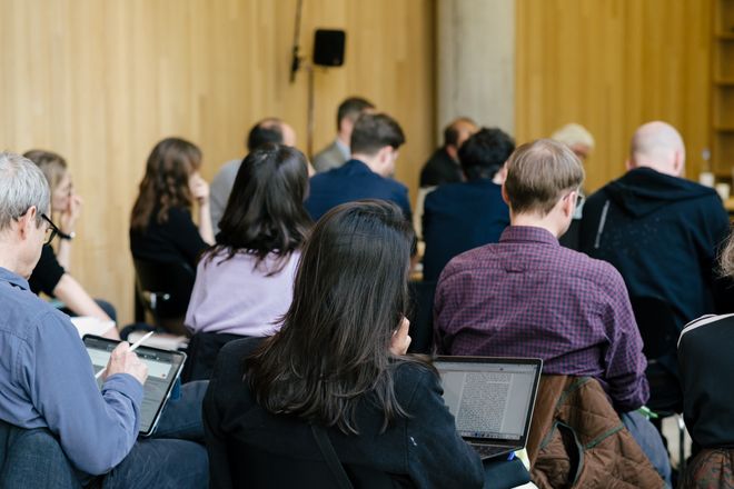 Workshop mit Prof. Jane Bennett in der Lounge der Universitätsbibliothek mit Angehörigen des Graduiertenkollegs Medienanthropologie am 25. Mai 2023 (Foto: Bauhaus-Universität Weimar/ Dominique Wollniok)