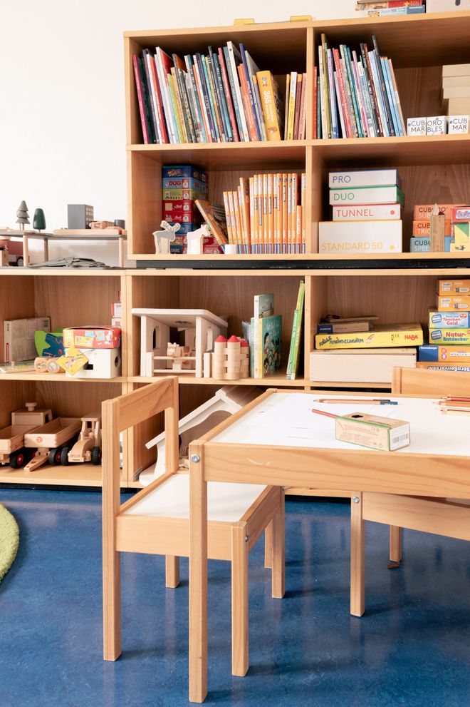 »Family Work Space« mit Schreibtisch, Computer, Telefon und jeder Menge Spielzeug für verschiedene Altersgruppen.