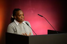 Karen Mukwasi währen ihrer Dankesworte am Mikrofon.