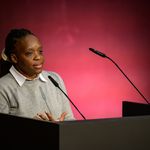 Karen Mukwasi währen ihrer Dankesworte am Mikrofon.