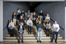 Gruppenfoto von Studiengangsbesten sowie Ausgezeichneten für ihre Abschlussarbeiten (Foto. Thomas Müller) Gruppenfoto von Studiengangsbesten sowie Ausgezeichneten für ihre Abschlussarbeiten (Foto. Thomas Müller)