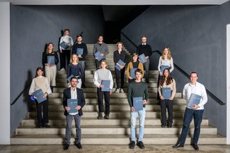 Gruppenfoto von Studiengangsbesten sowie Ausgezeichneten für ihre Abschlussarbeiten (Foto. Thomas Müller)