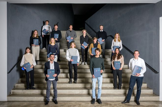 Studiengangsbeste sowie Preisträgerinnen und Preisträger der besten Abschlussarbeiten nach der Preisverleihung (Foto: Thomas Müller)