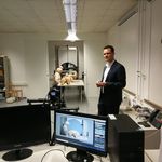 Prof. Conrad Völker und Profiler Axel Petermann testeten im Schlierenlabor der Professur Bauphysik, ob DNA-Spuren über die Atemluft übertragen werden können. Foto: Bauhaus-Universität Weimar, Dana Höftmann
