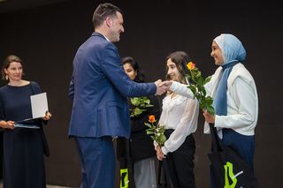 Prof. Benz gratuliert den Postdoc-Stipendiat*innnen (Foto: Thomas Müller)